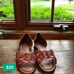 Universal threads laced sandals